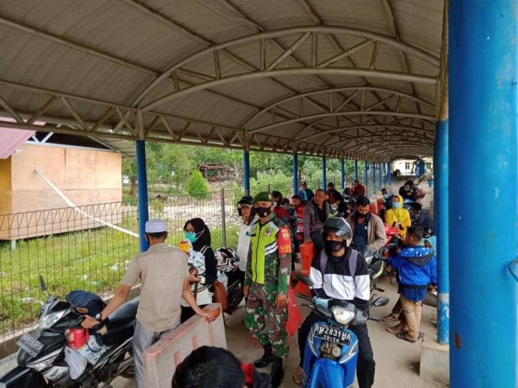 Babinsa Gelar pendispiln Protokol  Kesehatan bagi penumpang kapal Roro 