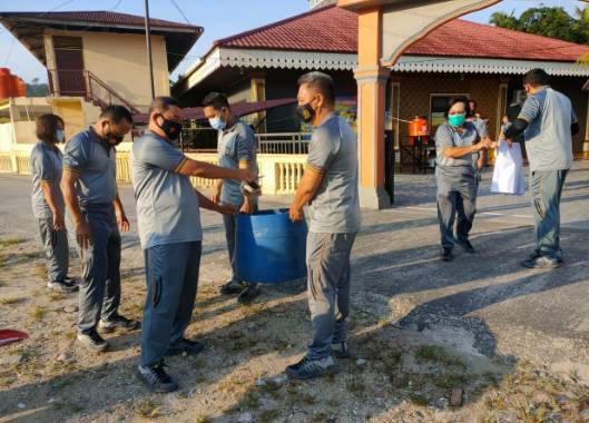 Polres Kampar Gelar Bakti Sosial Membersihkan Masjid dalam Rangka Peringatan Isra Mi'raj 1442 H