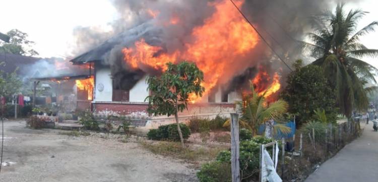 Kapolsek Ipda Yulanda Turun Langsung Bantu Pemadaman Kebakaran Rumah di Koto Menampung Kuok