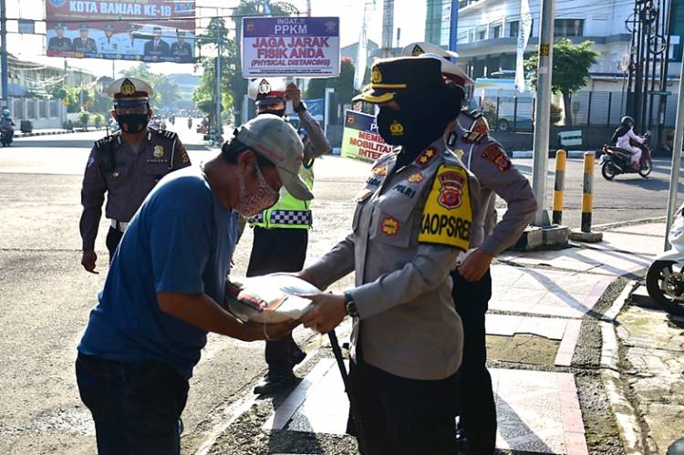 Kapolres Banjar Polda Jabar Berikan Bantuan Sembako kepada Warga Kurang Mampu