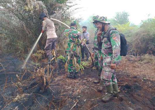 Babinsa Koramil 05/Rupat Rupat Gelar Pendinginan dan Padamkan Karhutla di Kel. Tanjung Kapal