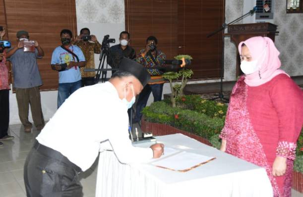 Bupati Bengkalis Kasmarni Ambil Sumpah Anggota BPD Desa Harapan Baru