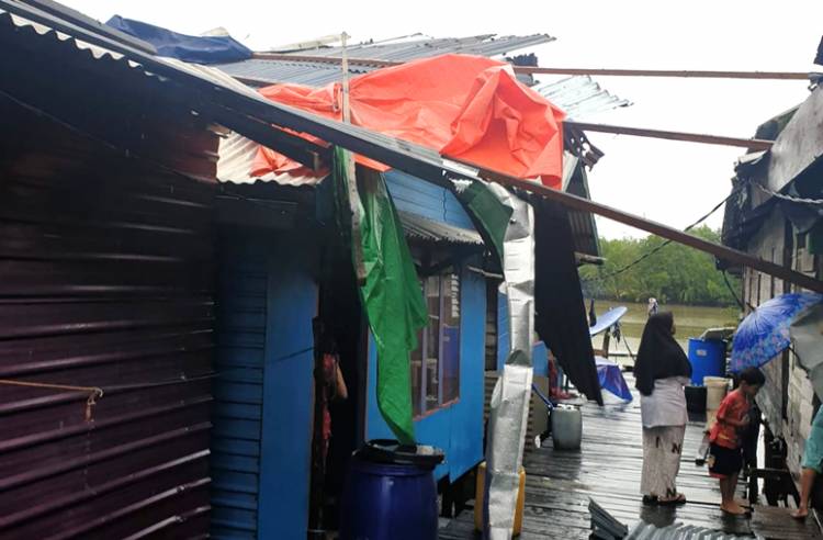 Angin Puting Beliung  Porak Porandakan Sejumlah Rumah di Desa Belaras Kecamatan Mandah, Inhil