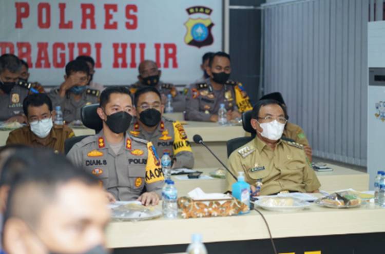 Bupati Inhil HM. Wardan Ikuti Vidcon Percepatan Vaksinasi dengan Kapolda Riau