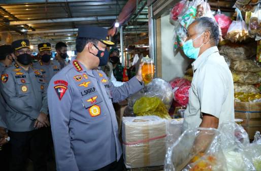 Kapolri Turun Langsung ke Pasar Pastikan Stok Minyak Goreng untuk Warga Aman