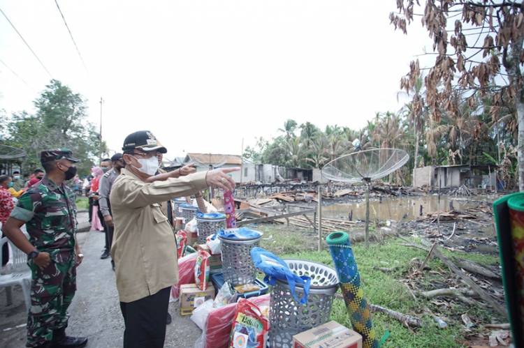 Tinjau Lokasi Kebakaran di Desa Pebenaan, Bupati Inhil HM. Wardan Serahkan Bantuan Sosial