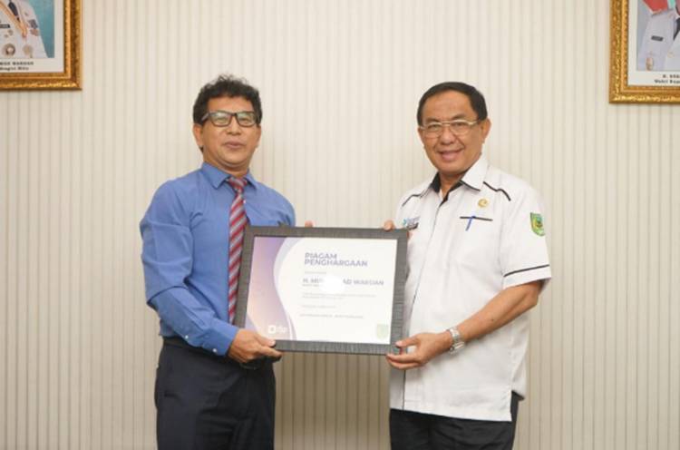 Bupati Inhil Terima Penghargaan Pekan Panutan Penyampaian SPT 2021 dari Kepala KPP Pratama Rengat