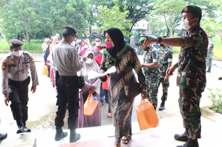 Bantu Kebutuhan Warga, Kodim 0314/lnhil dan Sejumlah Organisasi Gelar Bazar Minyak Goreng