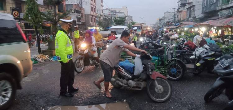 Hindari Kemacetan, Unit Lantas Polsek Bagan Sinembah Tertibkan Parkir dan Pedangan yang Berjualan di Bahu Jalan