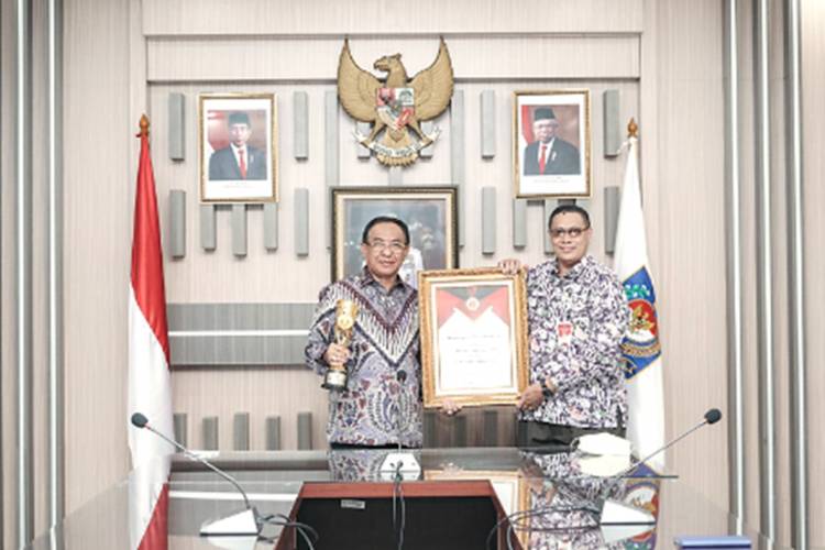 Bupati Inhil HM. Wardan Jemput Piagam dan Trofi IGA sebagai Kabupaten Terinovatif