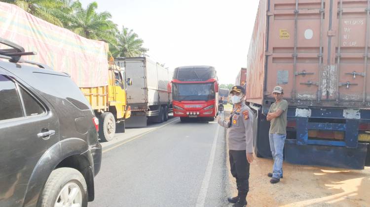 Macet Antrian Pengisian BBM di SPBU Simpang PJR, Kapolsek Turun Urai Kemacetan