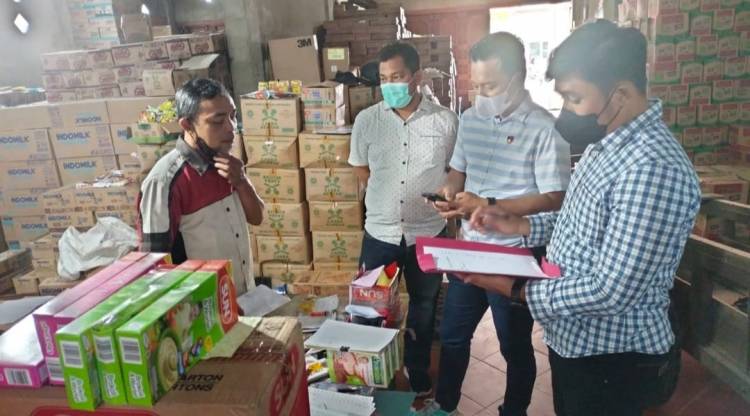 Sat Reskrim Polres Inhil Antisipasi Penimbunan Minyak Goreng, Sidak Distributor Dan Toko Di Tembilahan Sekitarnya.