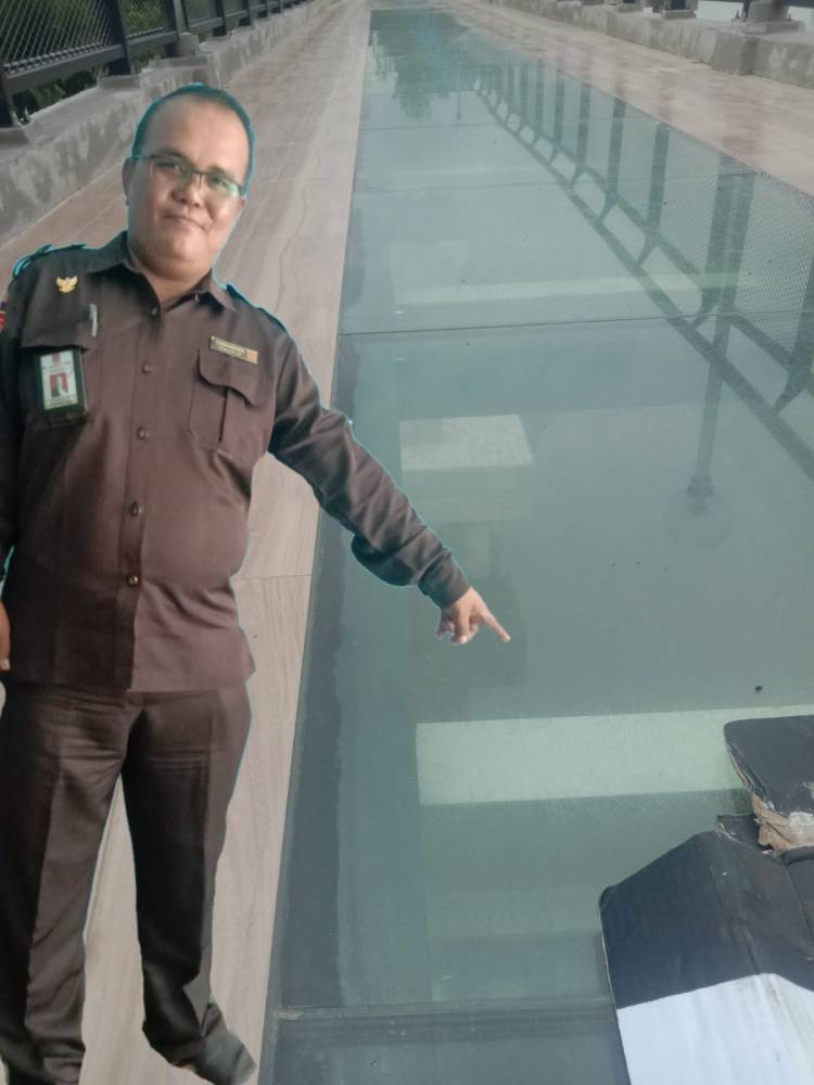DPP LSM Topan RI Sayangkan Kaca Sky Walk Tengku Buwang Asmara Banyak di Siak Goresan