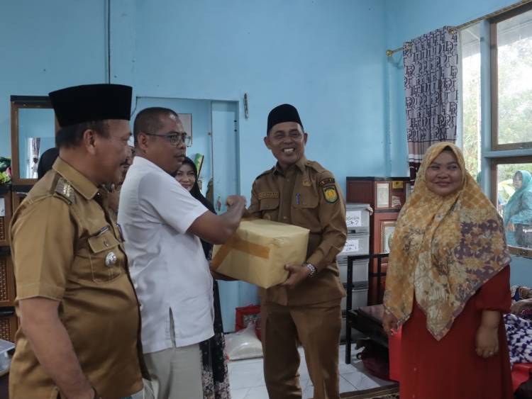  Pj Bupati Inhil Herman Berbagi Dengan warga Panti Bhakti Lansia Tembilahan