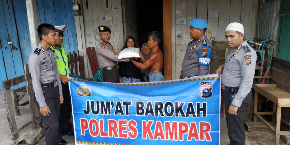 Jumat Barokah : Personel Polres Kampar Bagikan Sembako untuk Warga Kurang Mampu