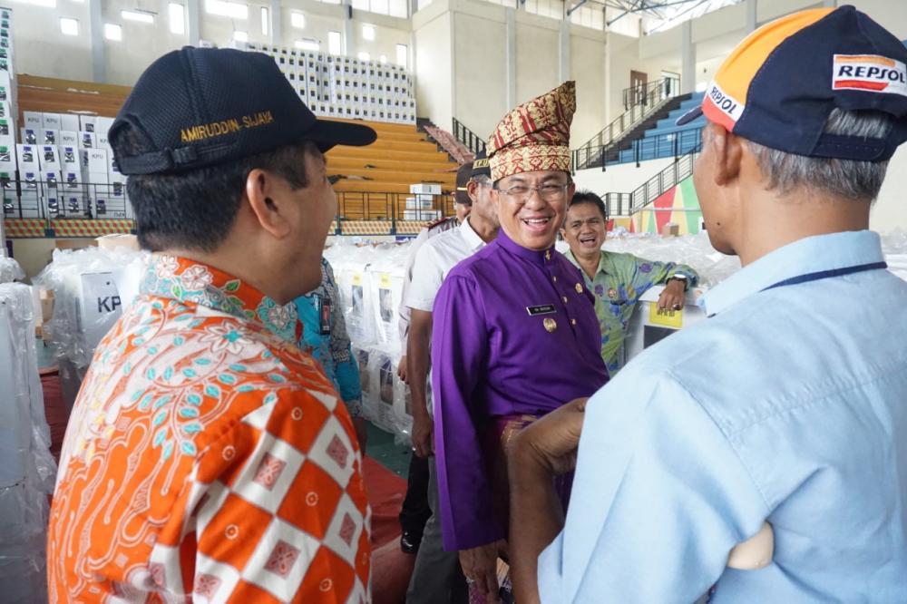 Bupati HM Wardan Tinjau Logistik KPU di Venue  Futsal 