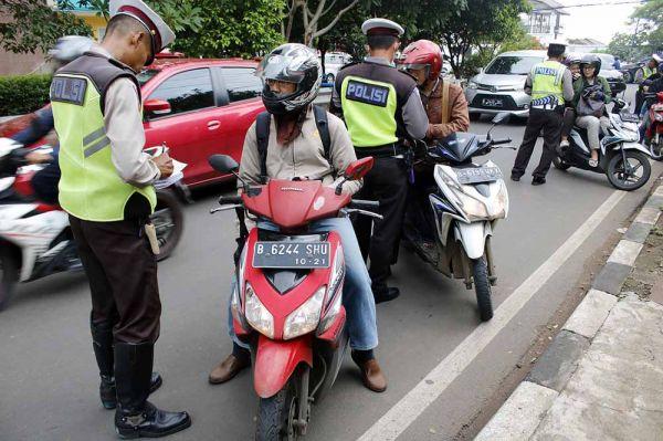 Hayooo!! yang Suka Merokok Sambil Berkendara Sepeda Motor Siap-siap Ditilang dan Ini Dendanya.. 