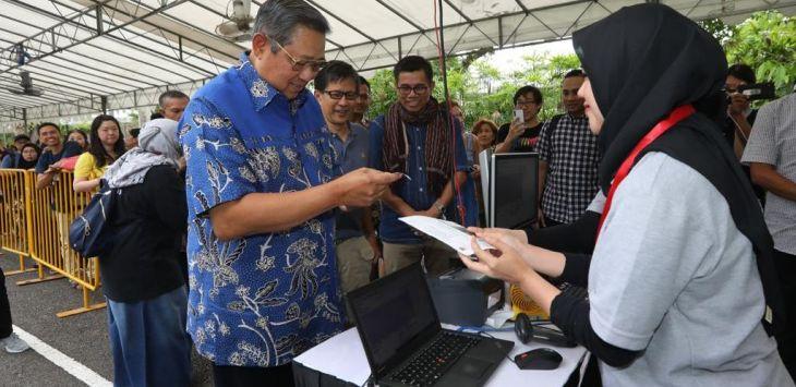 SBY Nyoblos di Singapura, Sosok di Belakangnya Bikin Salfok