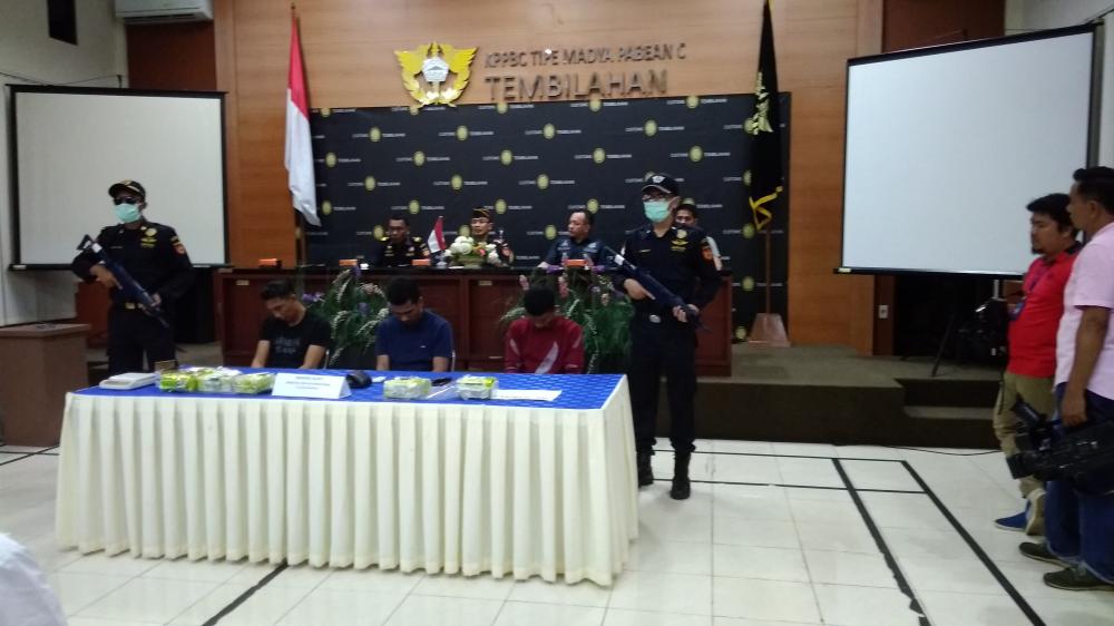 Bea Cukai Tembilahan Tangkap Tiga Orang Pria Bawa 5 Kg Sabu Dari Batam 