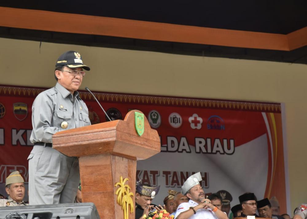 Bupati Inhil Bersama Kapolda Riau Bagikan 500 Sertifikat Tanah Gratis
