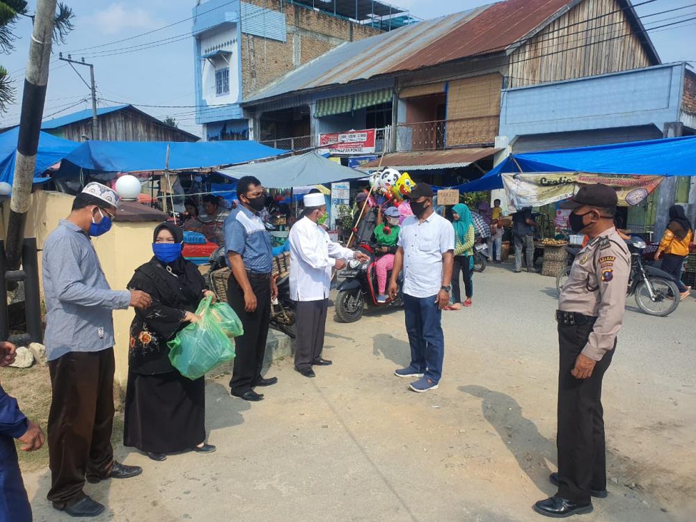 Polri dan Mui Bagikan Masker Kepada Masyarakat