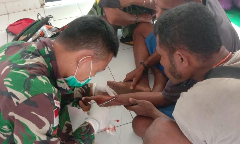 Pengabdian TNI di Tengah Wabah Virus Covid-19, Satgas Pamtas RI-RDTL Yonif 132/BS, Memberikan Pelayanan Kesehatan di Pos Haumeniana