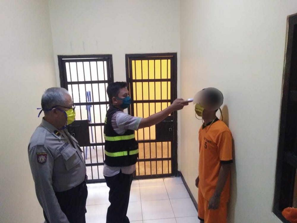 Satuan Tahti Polres Banjar Bagikan Masker Kepada Para Tahanan