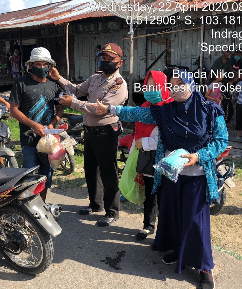 Memutus Mata Rantai Penyebaran Covid-19, Forkompincam Enok Bagikan 300 Masker
