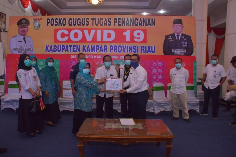 Bupati Kampar Terima Bantuan APD Dari OASE dan Kagama Jogyakarta