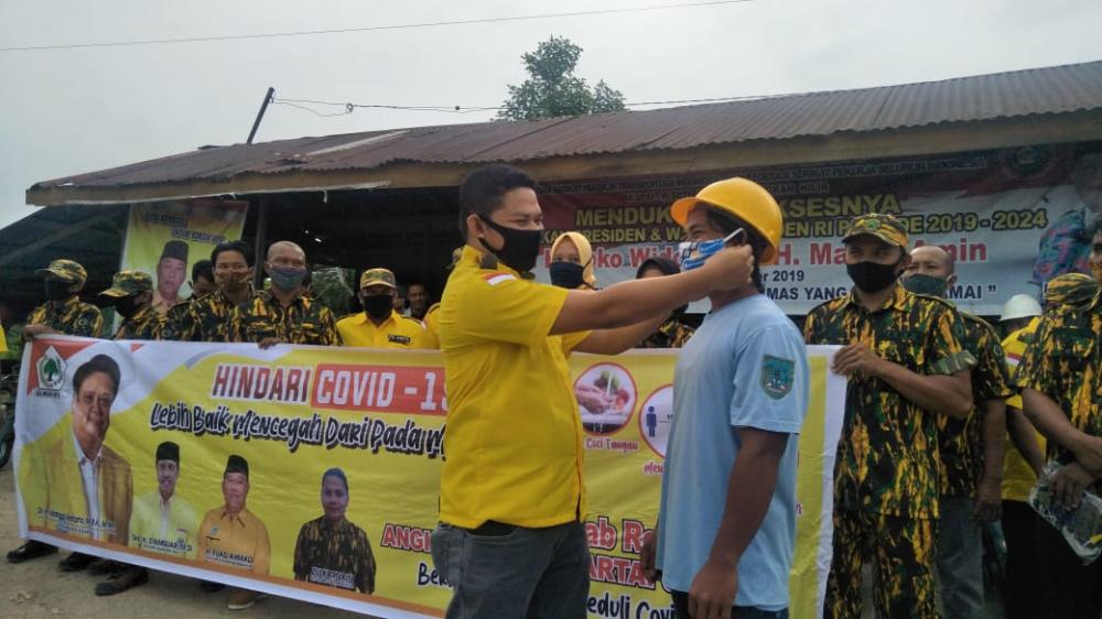 Peduli Covid-19, AMPG Rokan Hilir Bagikan Masker Kepada Buruh Bongkar Muat di 3 Kecamatan