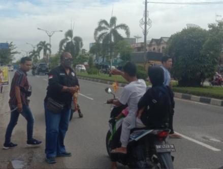 Lawan Covid-19, IWO Pelalawan Bersama Toko Harga Pas Bagikan 2000 Masker Gratis