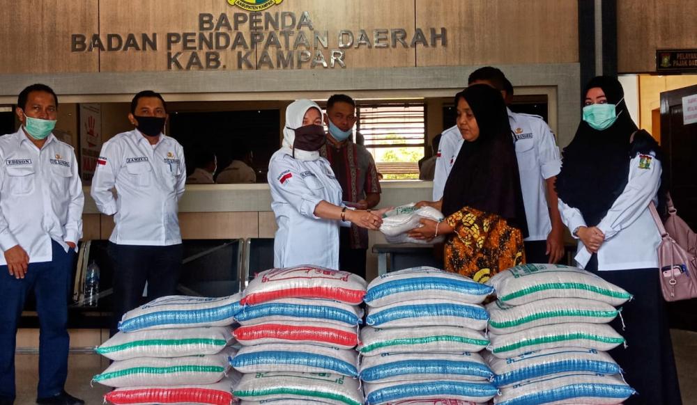Keluarga Besar Bapenda Kampar Santuni Fakir Miskin dan Anak Yatim