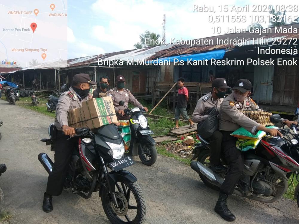 Kapolsek Enok Turun Langsung Memberikan Bantuan Sembako Kepada Masyarakat*