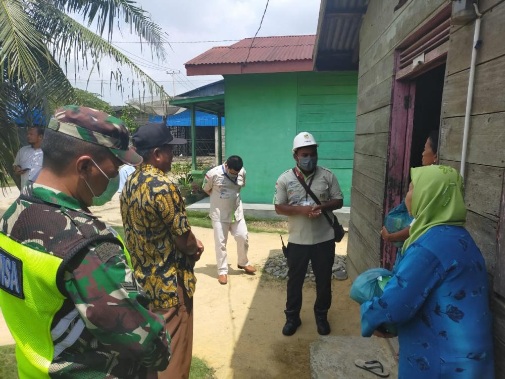 Peduli Dampak Covid-19, PKS PT BSS Bantu Sembako Warga Kurang Mampu