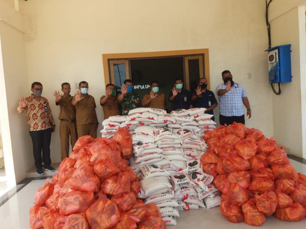 Hadir di Tengah Kesulitan Ekonomi Masyarakat, PT Tian Tujuh Puluh Utama Beri 2,5 Ton Beras Pada Warga