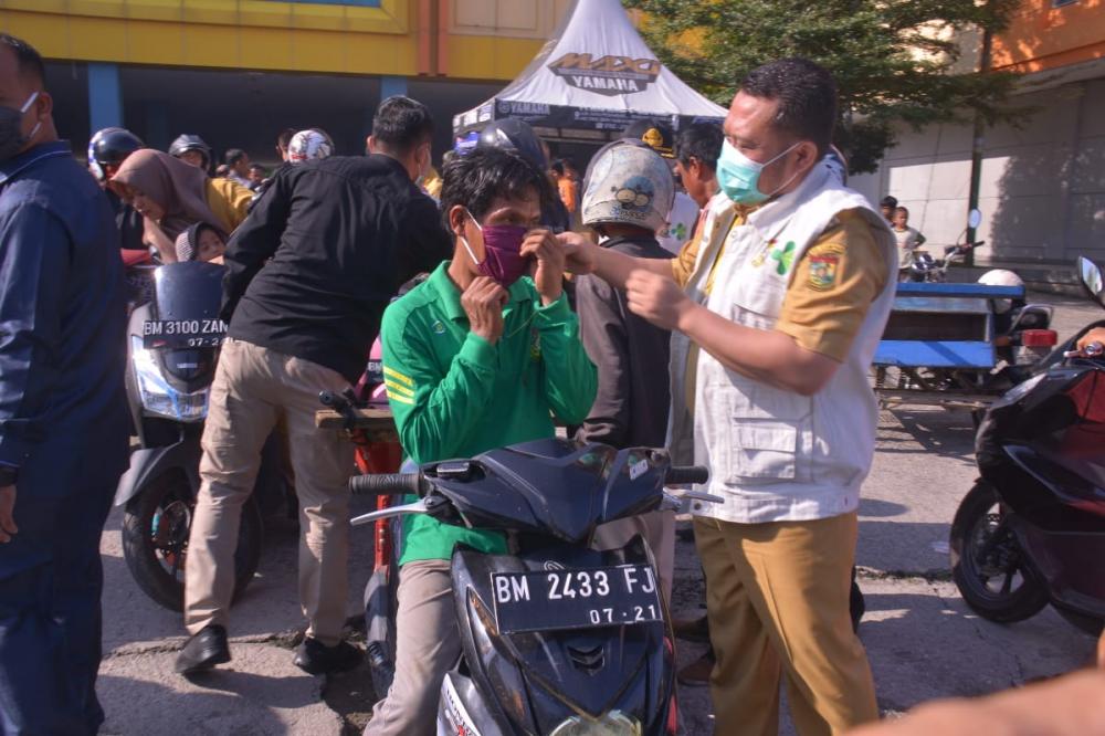 Cegah Penyebaran Covid-19 , Bupati Kampar Bagikan Masker Kepada Pedagang Dan Pengunjung Pasar Inpres.