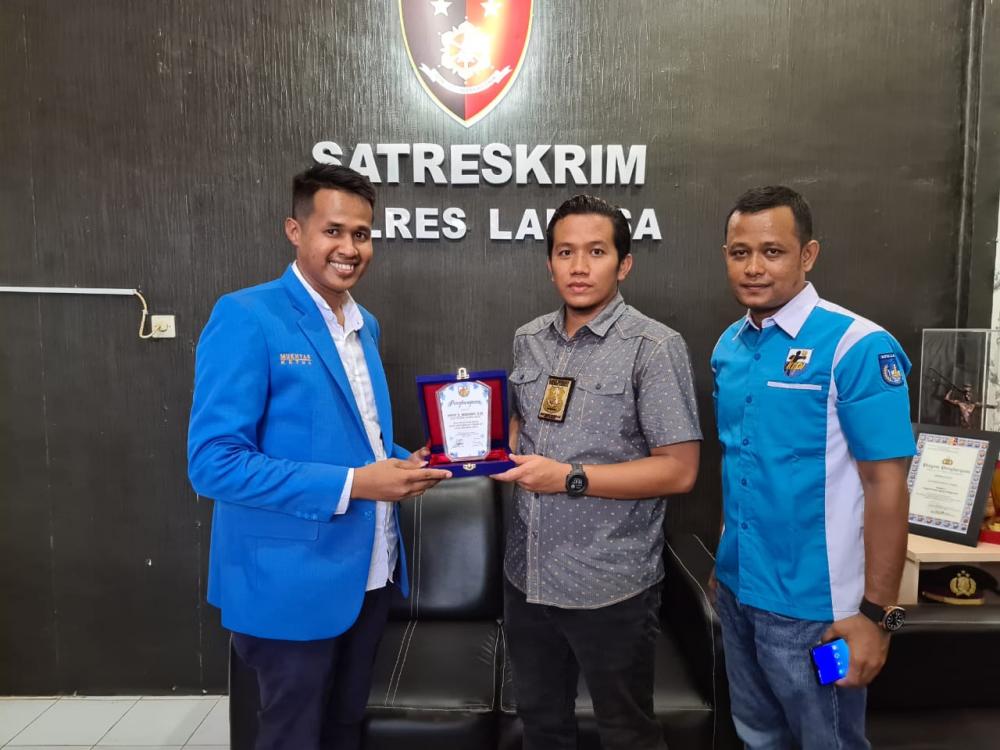 DPD KNPI Langsa Serahkan Plakat dan Sertifikat kepada Kasatreskrim Polres Langsa. 