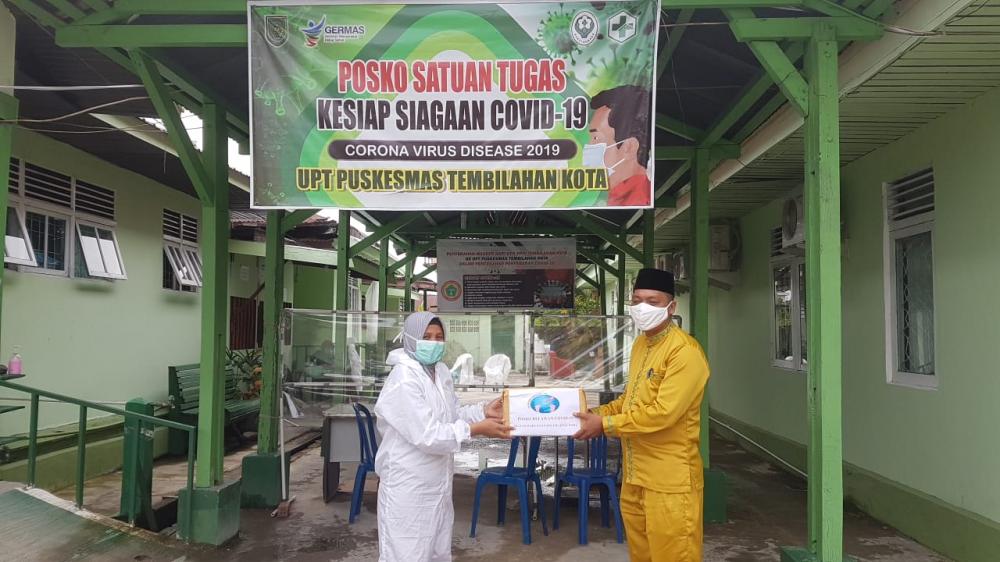 Relawan IWO Inhil Distribusikan APD Baju Hazmat ke Sejumlah Puskesmas dan Pustu