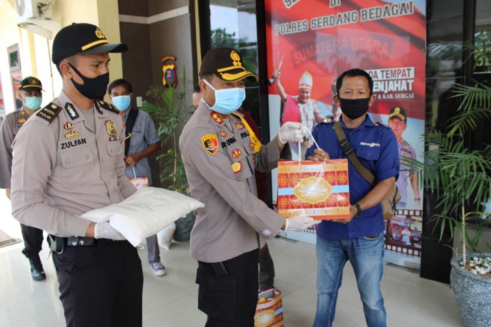 Kapolres Sergai Berikan Sembako Kepada Jurnalis 