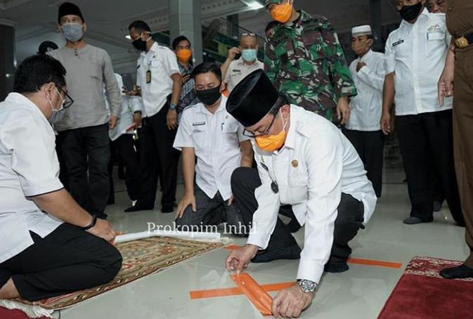 Bupati HM Wardan Pasang Tanda Untuk Sholat Berjamaah Di Mesjid  