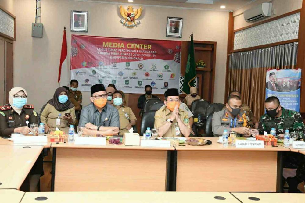 Plh. Bupati H Bustami HY Adakan Telekonferensi Dengan Seluruh Camat Penangan Covid -19.