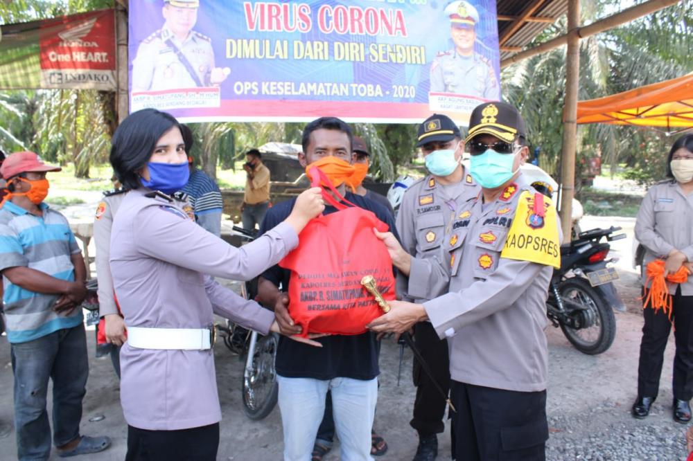 Kapolres Sergai Cek Pospam Ops Ketupat 2020 Dan Bagikan Sembako Kepada Tukang Ojek 