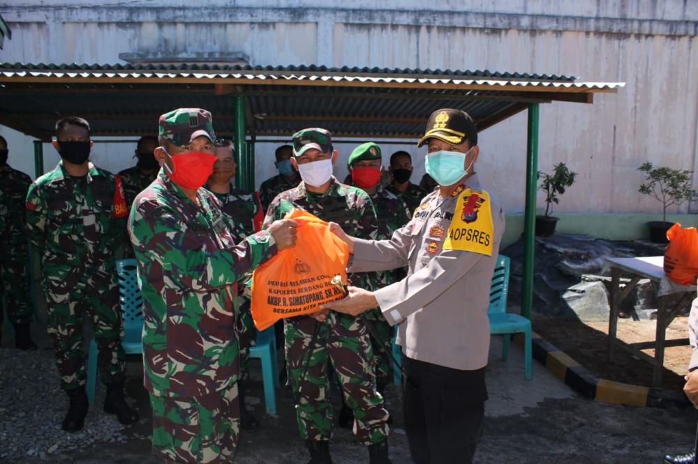 Kapolres Sergai Bersama Dandim 0204/ DS Serahkan Sembako Kepada Babinsa Dan Bhabinkamtibmas