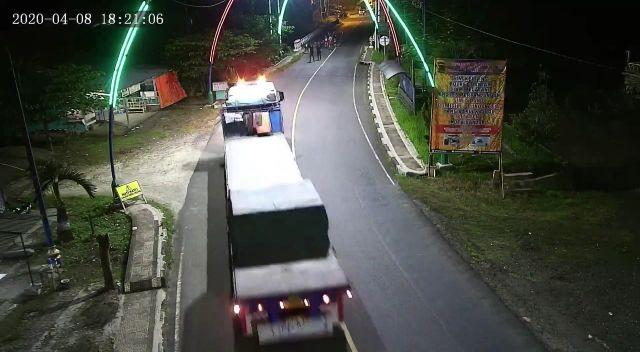 Seorang Remaja Tewas Terlintas Truck 