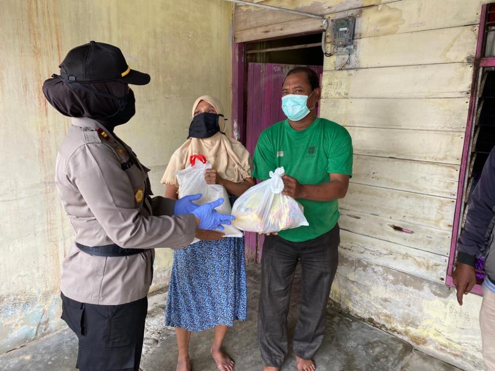 Polsek Langsa Berbagi Sembako di Tengah Pandemi Covid-19