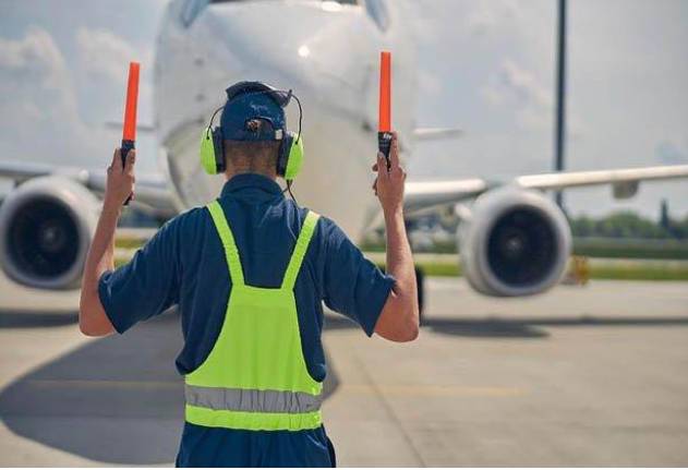 Gaji Tukang Parkir Pesawat Alias Marshaller Di Negara Maju Rp 500 Juta Sampai Rp 1 M Pertahun Di Indonesia Berapa ?