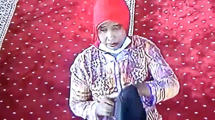 Seorang Wanita di Padang Terekam CCTV Curi Uang Jemaah, Modusnya Pura-pura Sholat Ashar