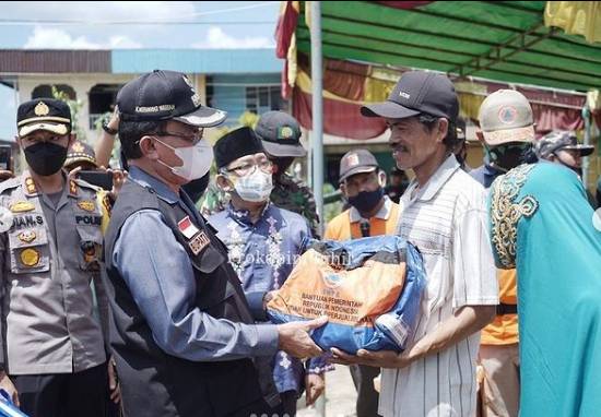 Bupati HM.Wardan Pimpin Lansung Bakti Sosial Penyerahan Bantuan Korban Angin Puting Beliung di Reteh.
