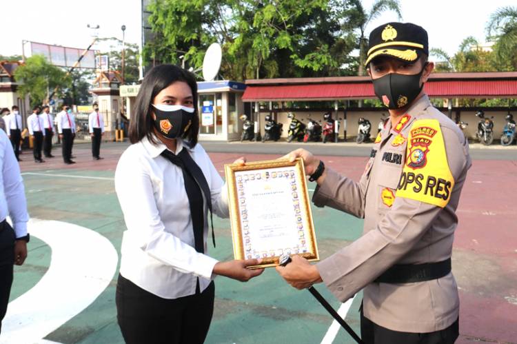 Kapolres Inhil Kembali Berikan Penghargaan kepada Sejumlah Personel Berprestasi