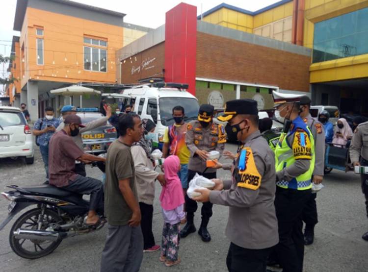Kapolres Kampar Bersama PJU Bagi-bagi Takjil dan Masker untuk Masyarakat di Kota Bangkinang
